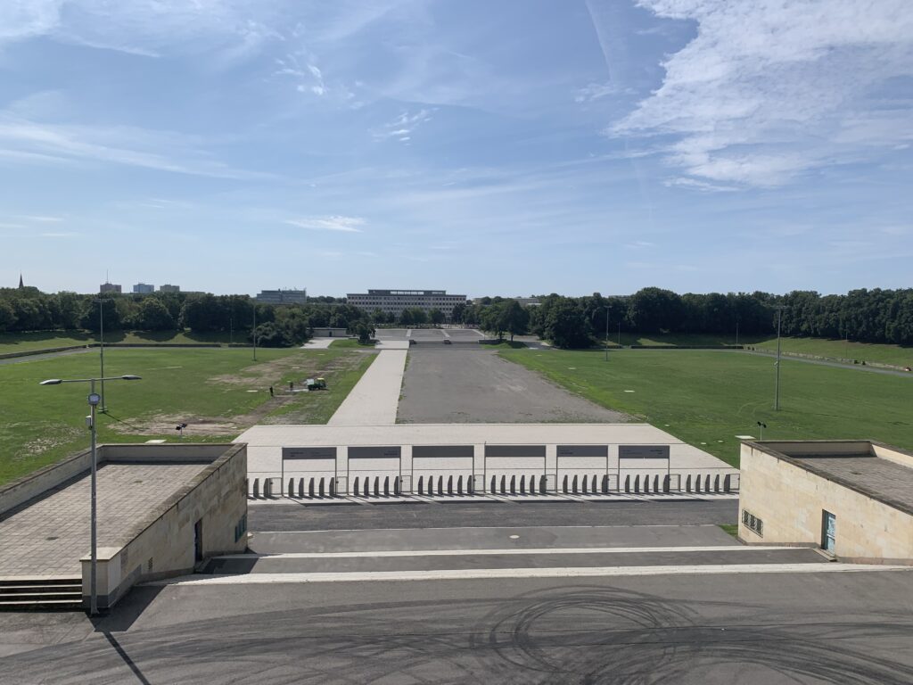 Vue d'une esplanade depuis le stade